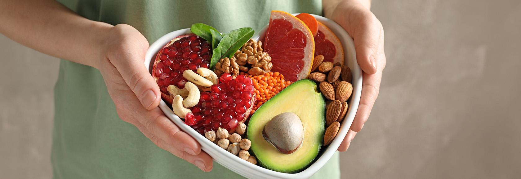 miska w kształcie serca z owocami i warzywami 