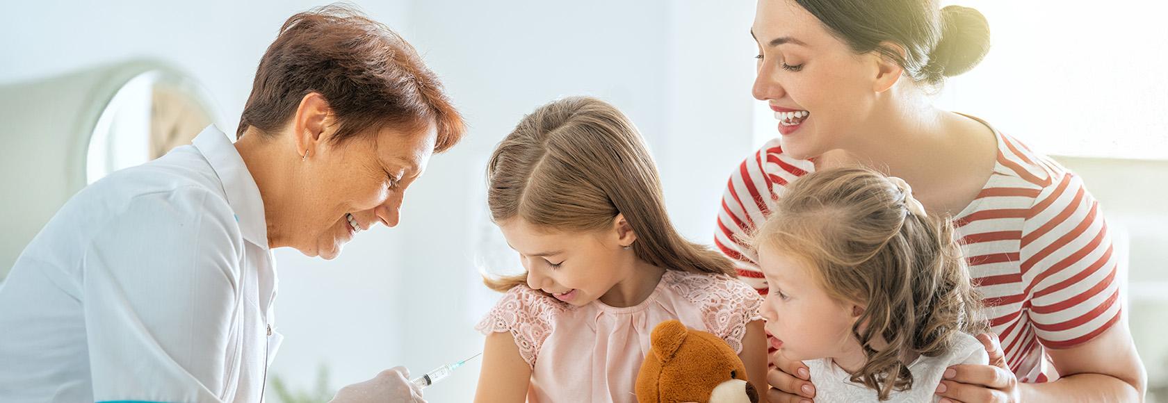 Dwie dziewczynki i mama na szczepieniu.