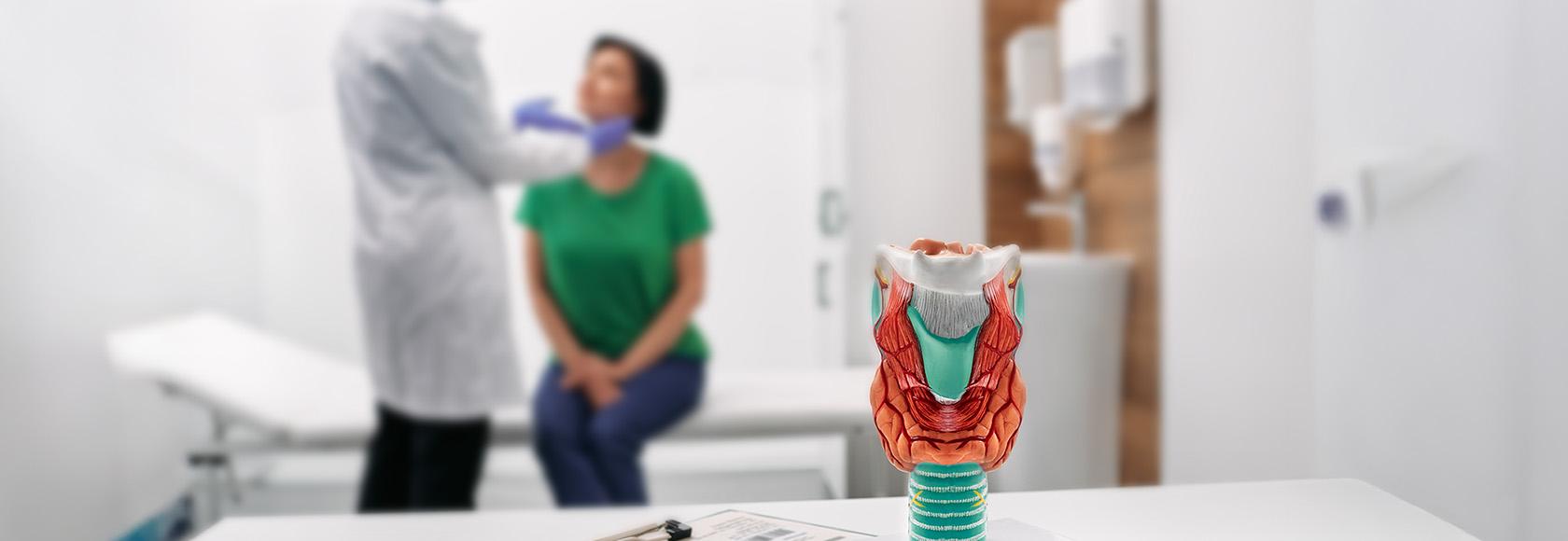 lekarka bada szyję kobiety