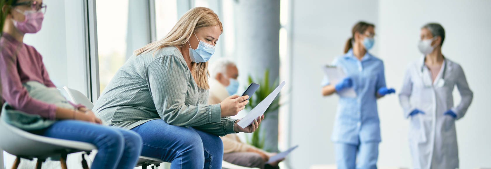 ludzie w poczekalni do lekarza