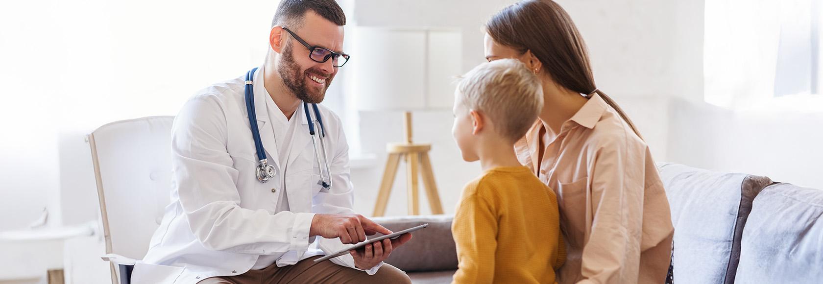 mama z chlopcem u lekarza