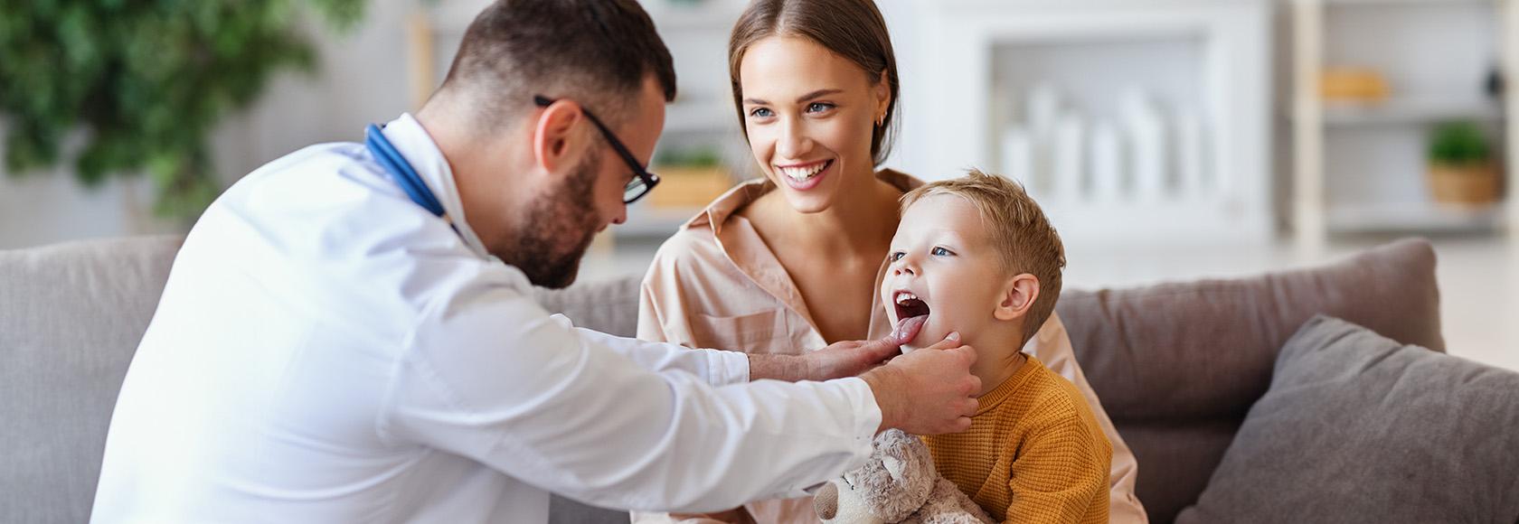 mama z chłopcem u lekarza