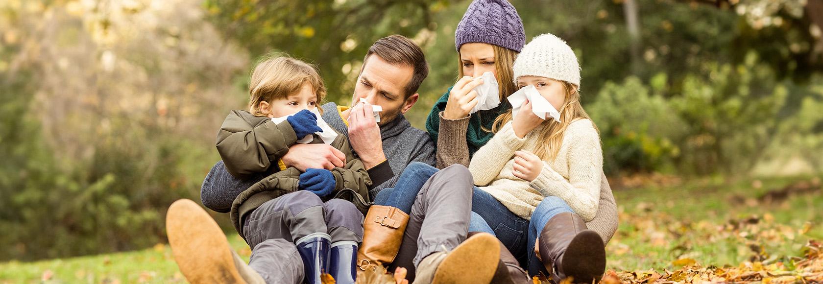 rodzina z chusteczkami do nosa