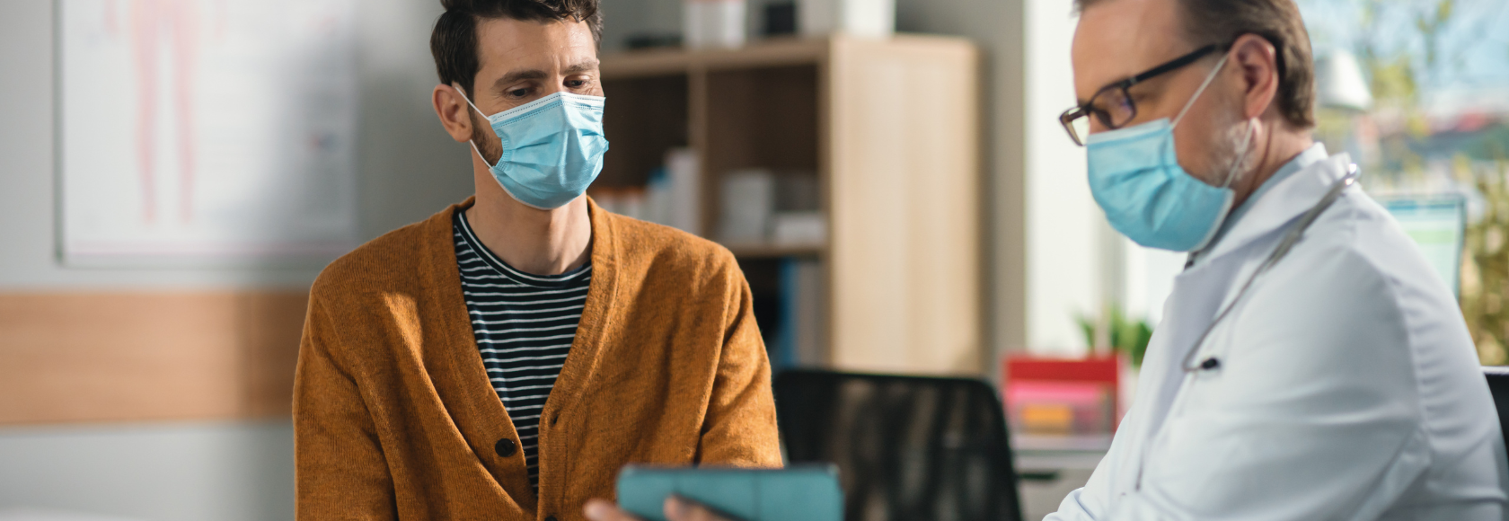 mężczyzna siedzi w gabinecie z lekarzem