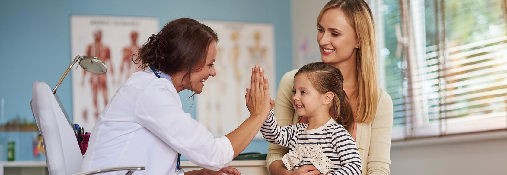 dziewczynka z mamą u lekarza