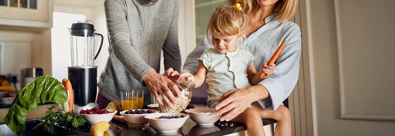 para z córeczką gotuje w kuchni