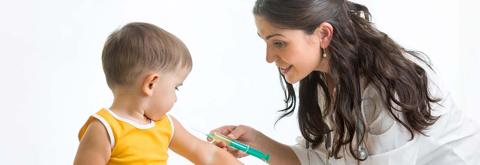 Lekarka szczepi chłopca.