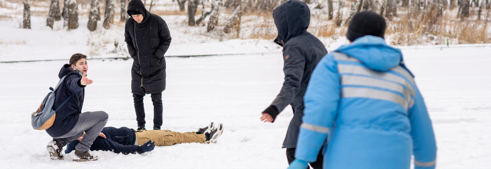 ludzie biegna po sniegu do nieprzytomnego mezczyzny