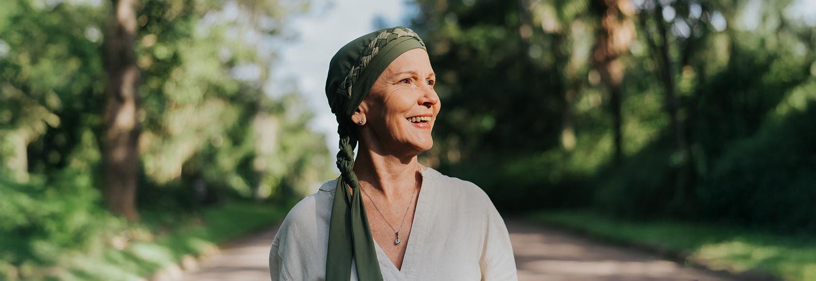 kobieta w chustce na leśnej drodze