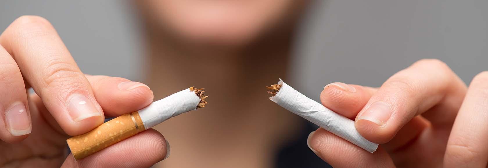 złamany papieros w dłoniach kobiety