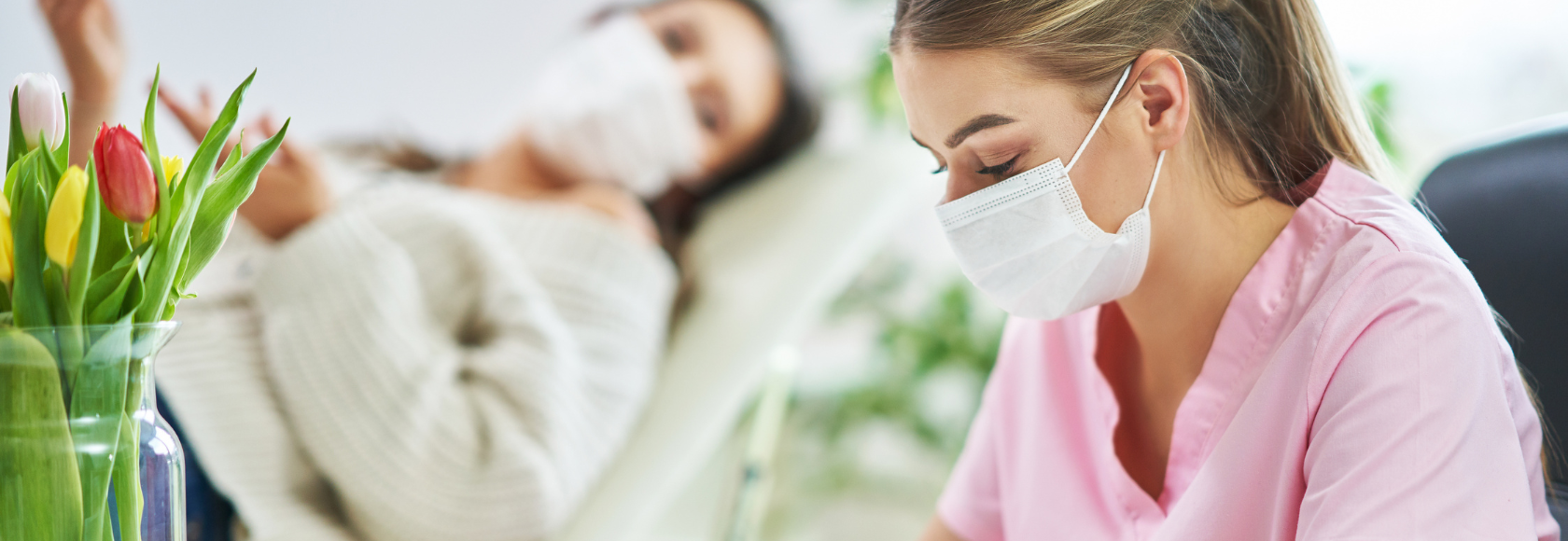 Lekarka z dziewczyną leżącą na kozetce