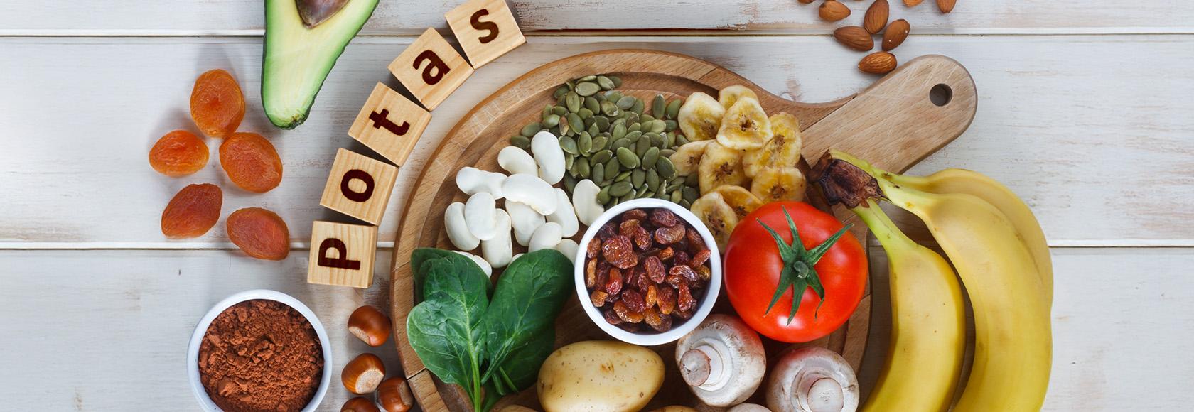 owoce i warzywa zwierające potas  na talerzu