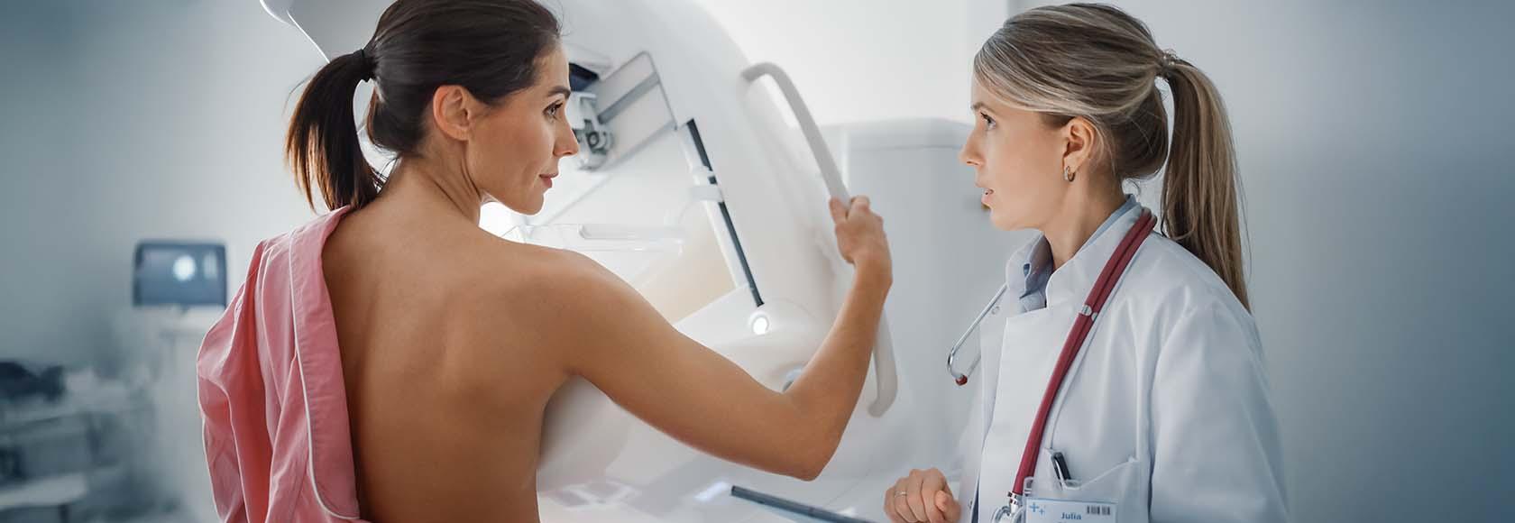 Kobieta podczas mammografii