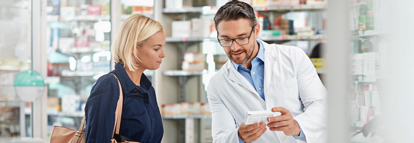 Kobieta z farmaceutą w aptece