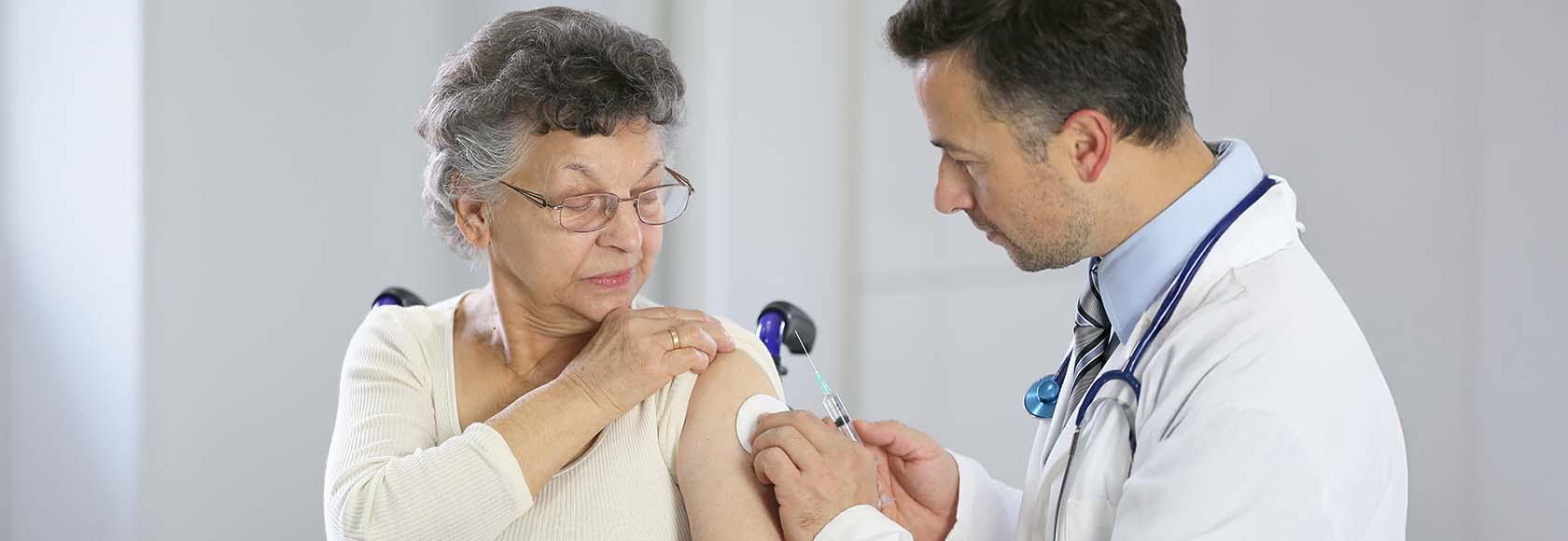 Lekarz szczepi starszą panią