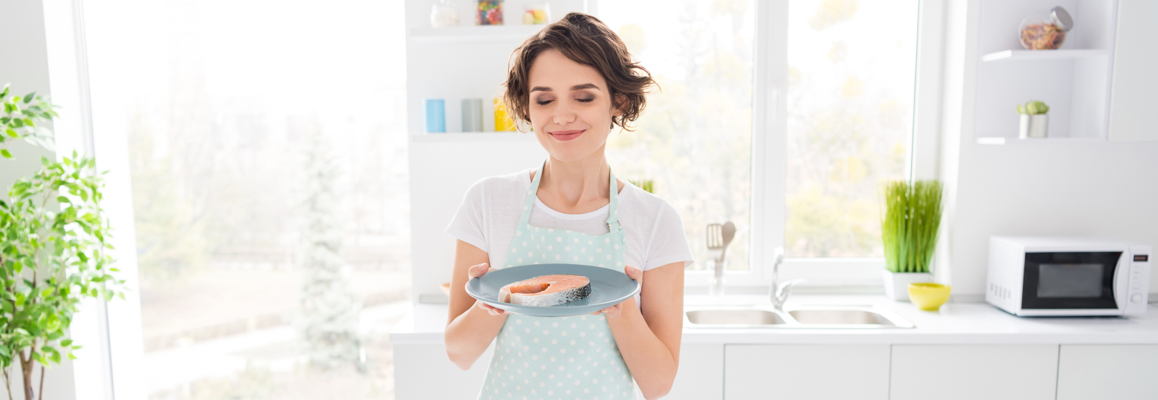 pani trzyma talerz z rybą