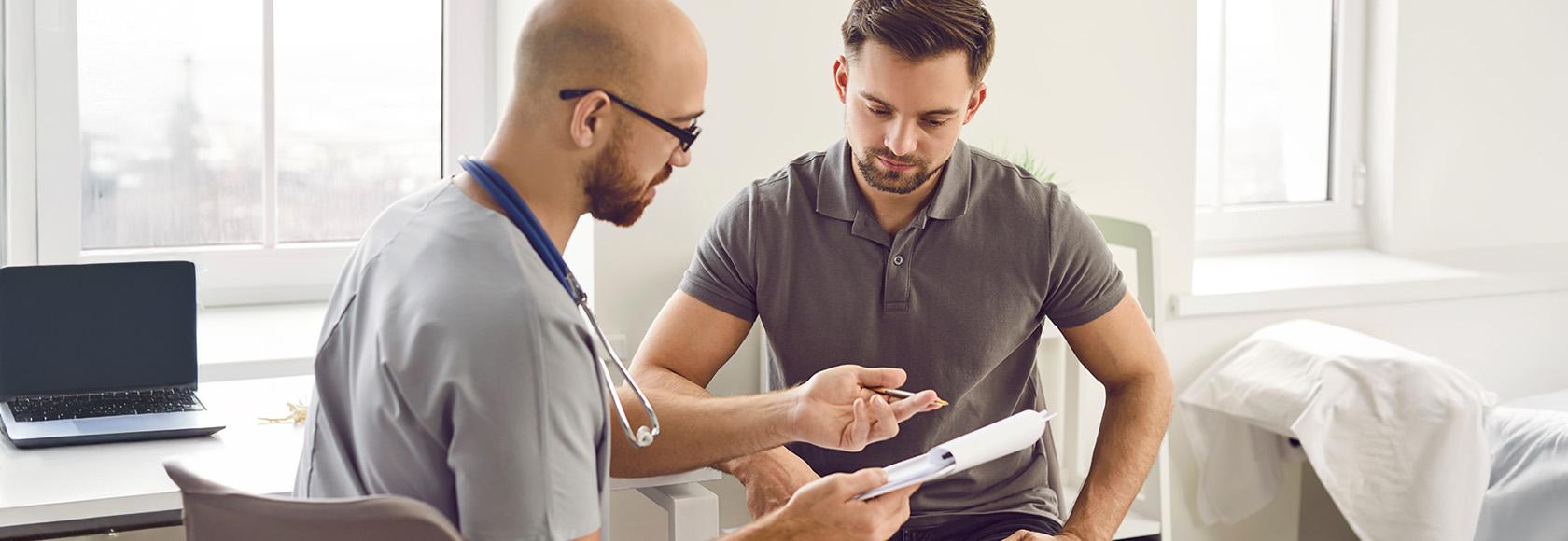 młody mężczyzna u lekarza