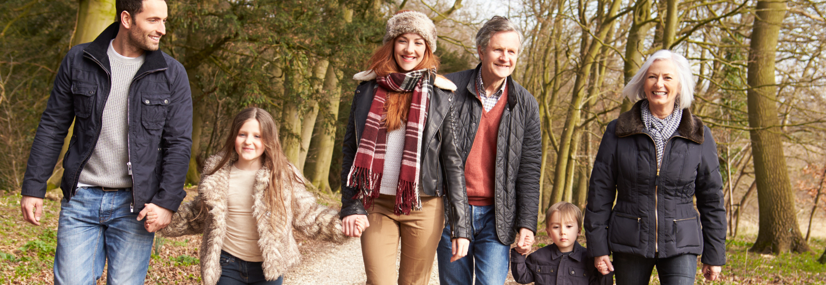 rodzina na spacerze w lesie