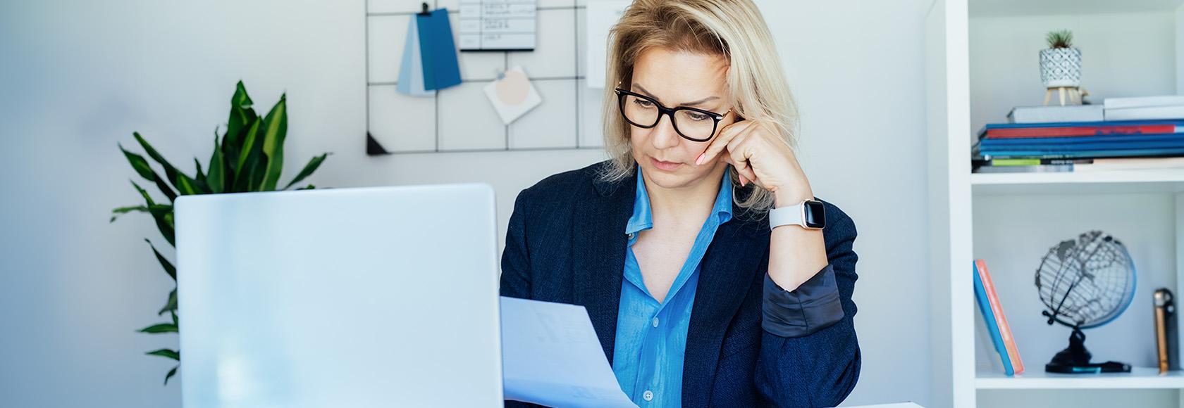 Kobieta przed laptopem