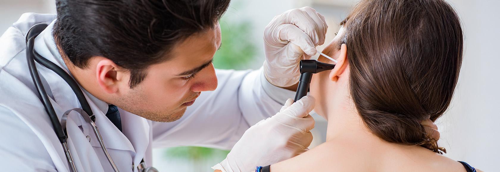 lekarz bada ucho pacjentki
