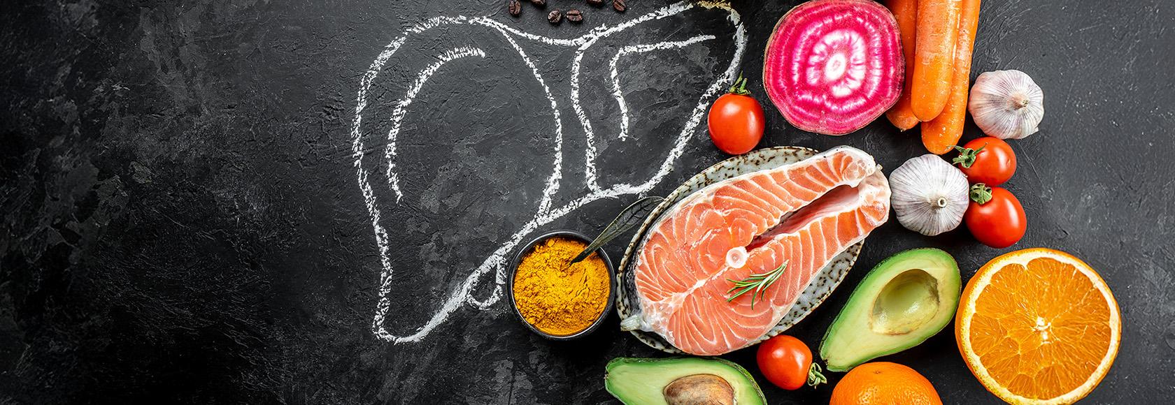 wątroba narysowana kredą na tablicy, obok warzywa i łosoś