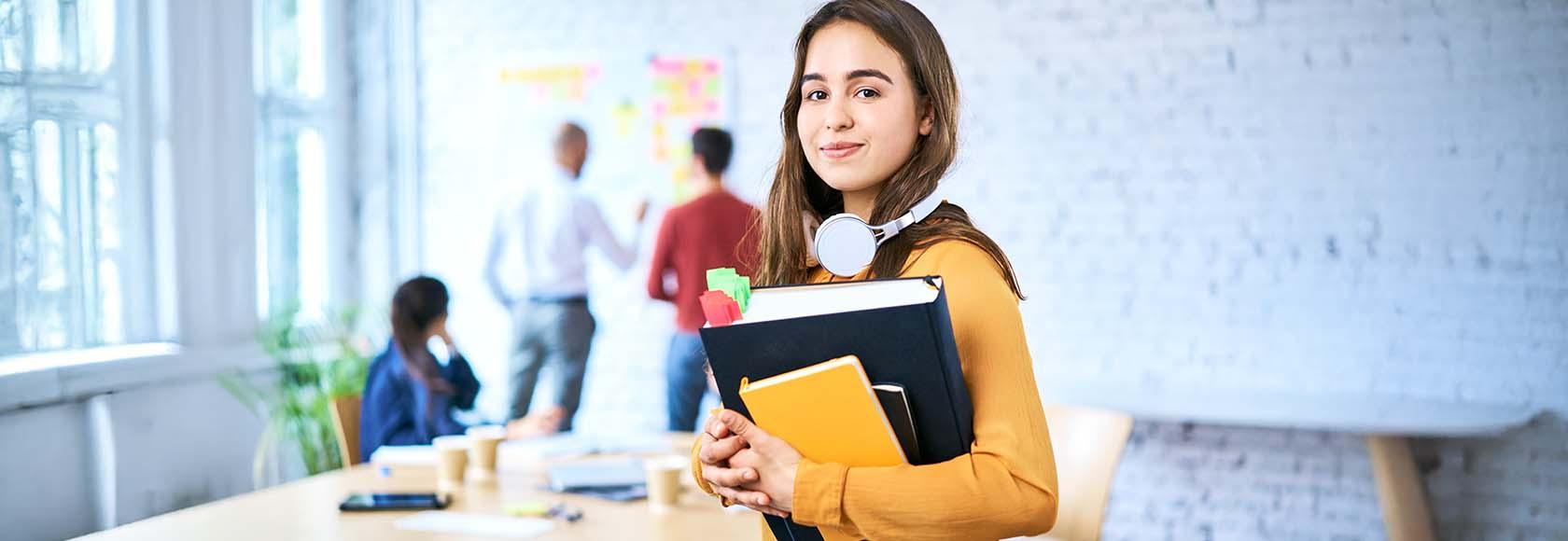 studentka trzyma książki