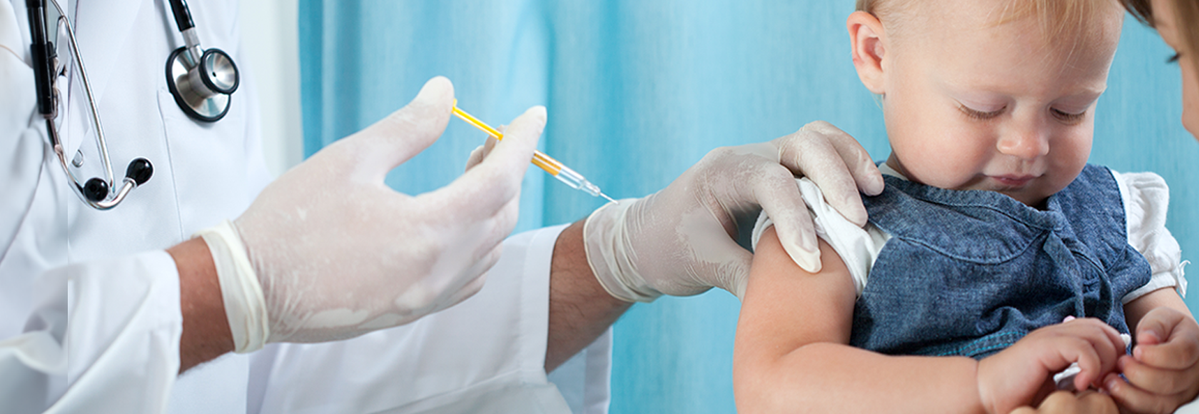 Lekarz szczepi dziecko.