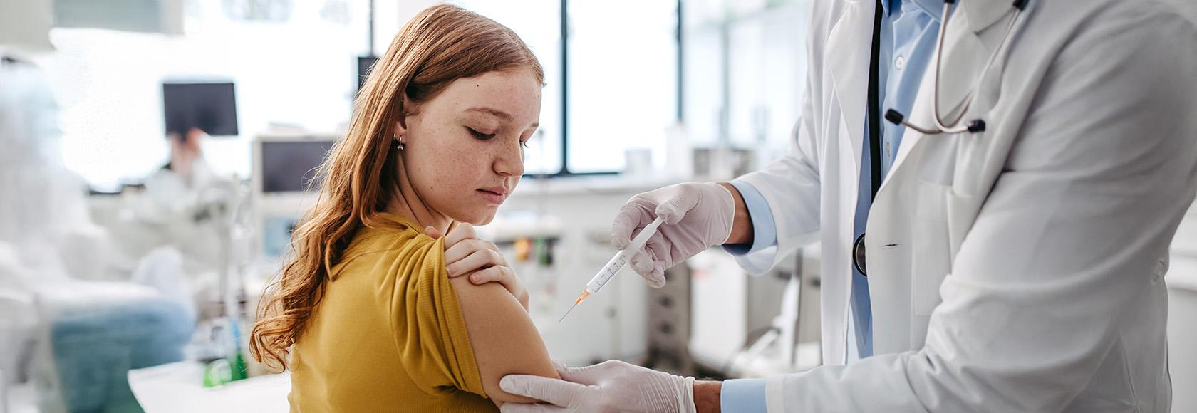 Dziewczyna jest szczepiona