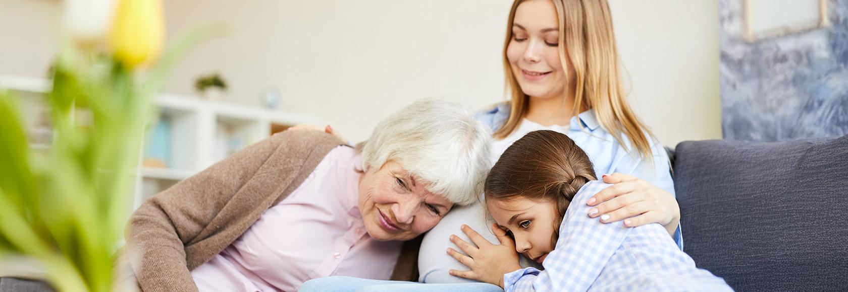 ciężarna kobieta z mamą i córką