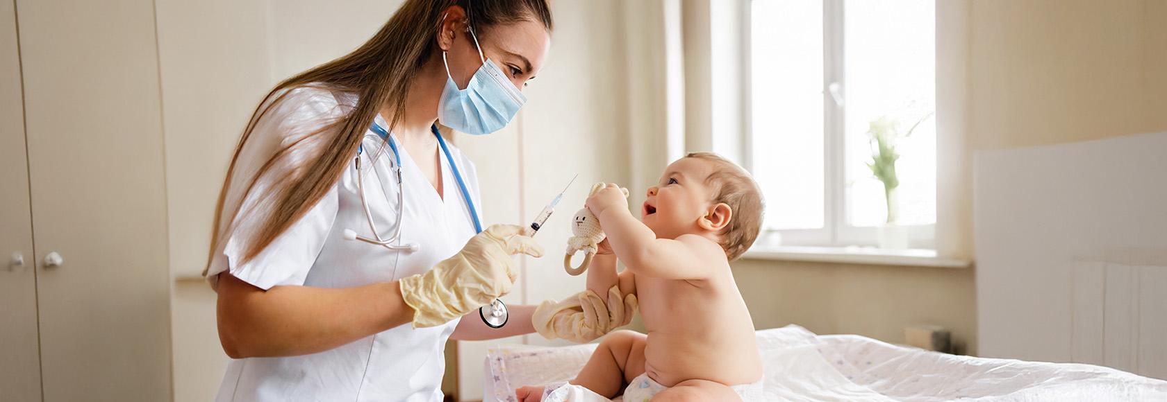 Pielęgniarka szczepi bobasa