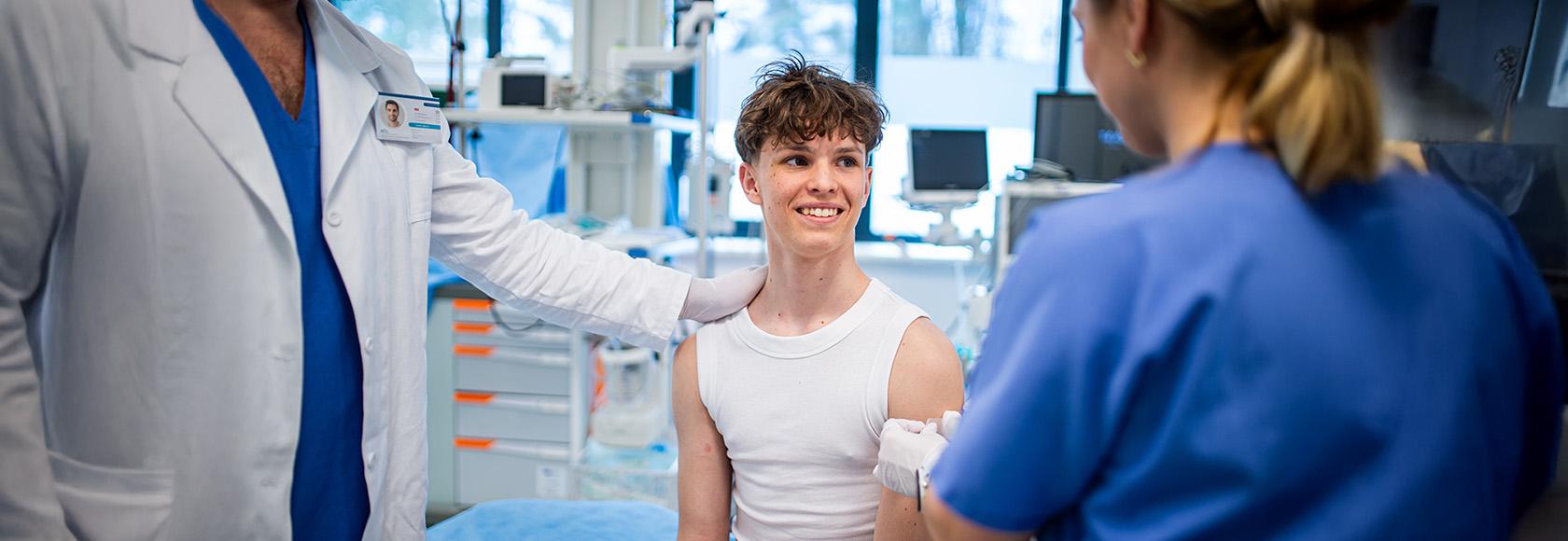 Mlody chłopak podczas szczepienia