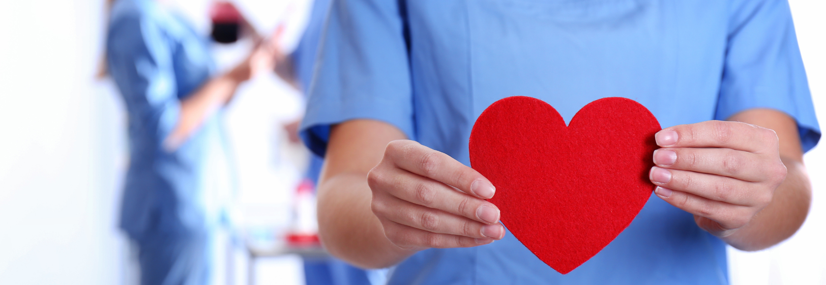 lekarka trzyma serce z papieru