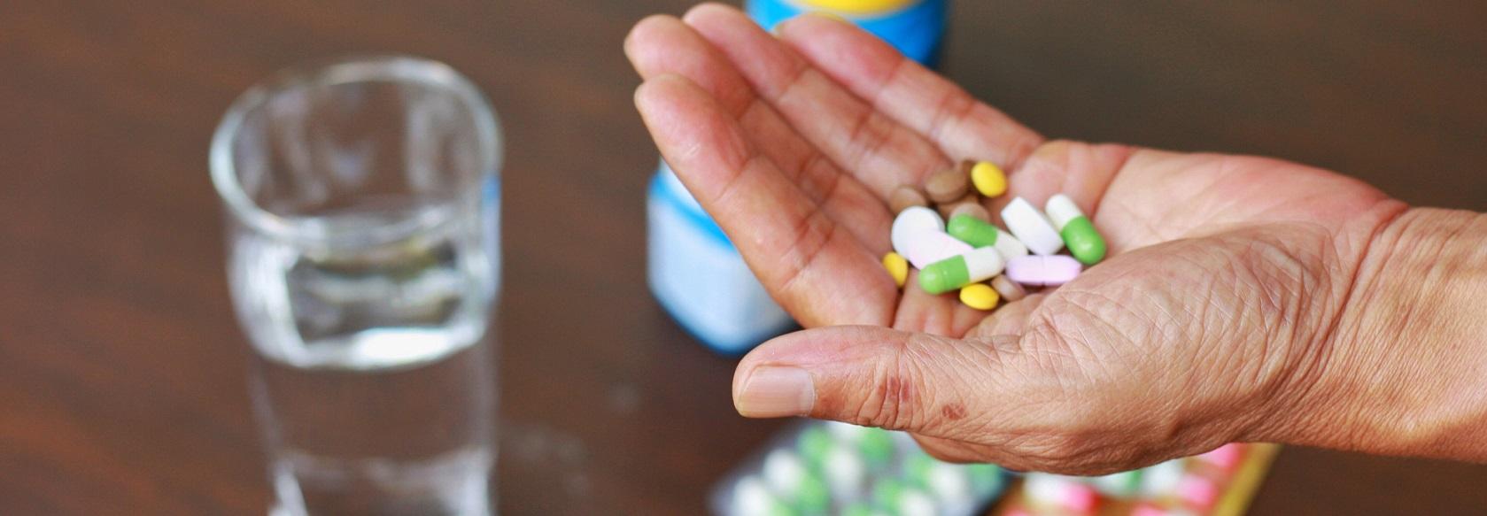 Ręka z tabletkami