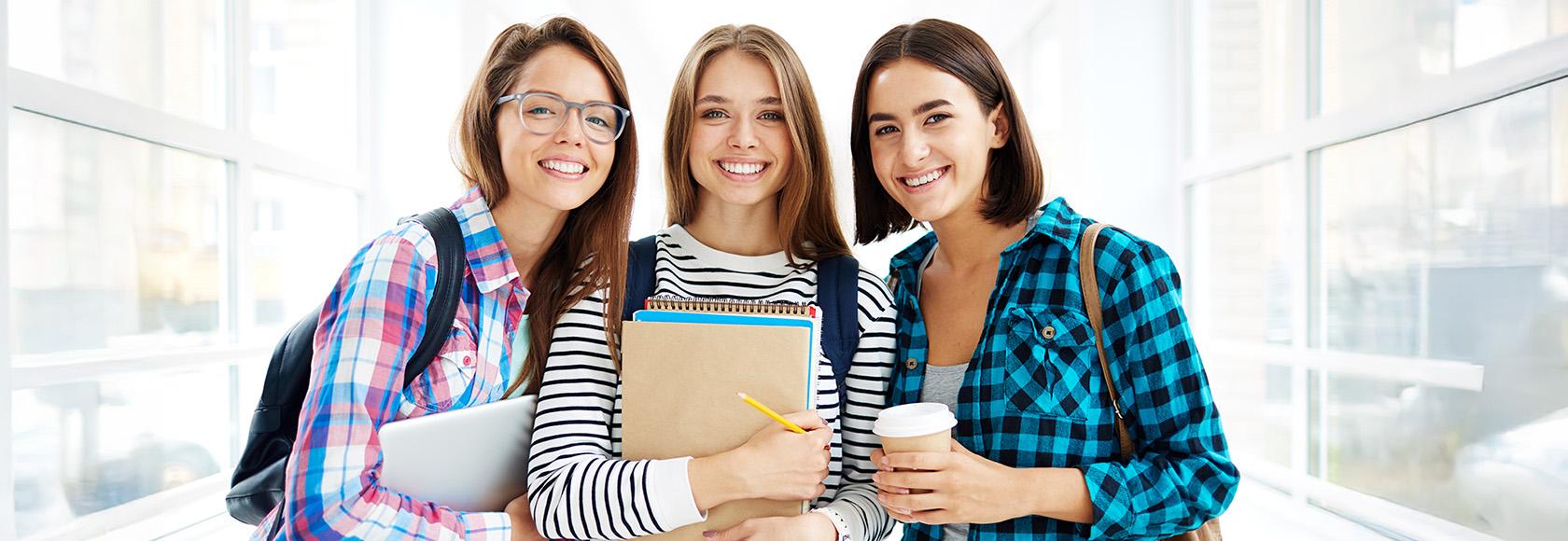 trzy studentki trzymające dokumenty