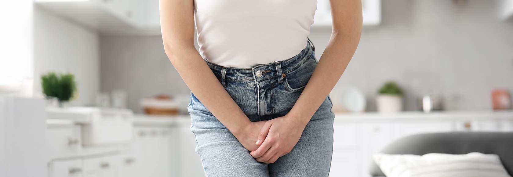 kobieta trzyma dłonie na brzuchu