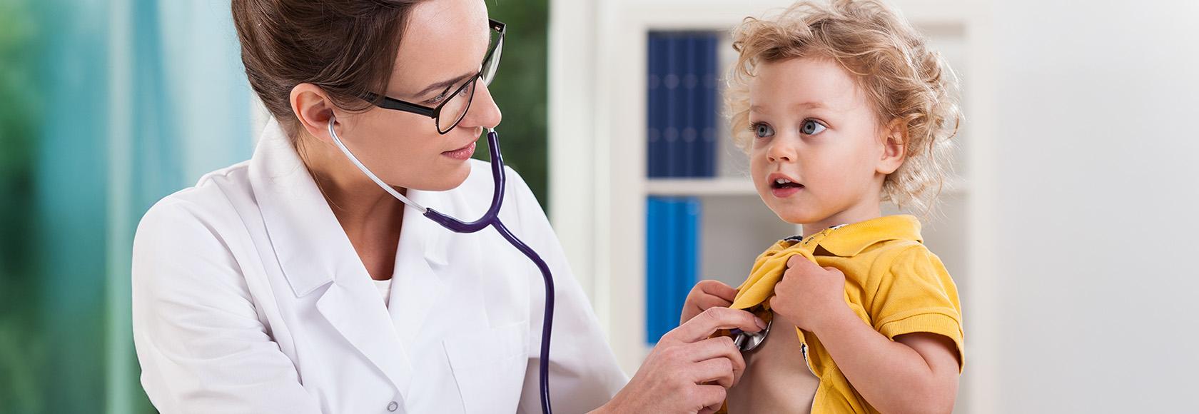 Lekarka osłuchuje chlopczyka