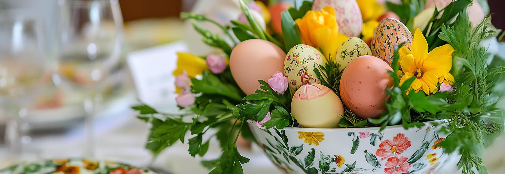 pisanki w kolorowej misce na wielkanocnym stole