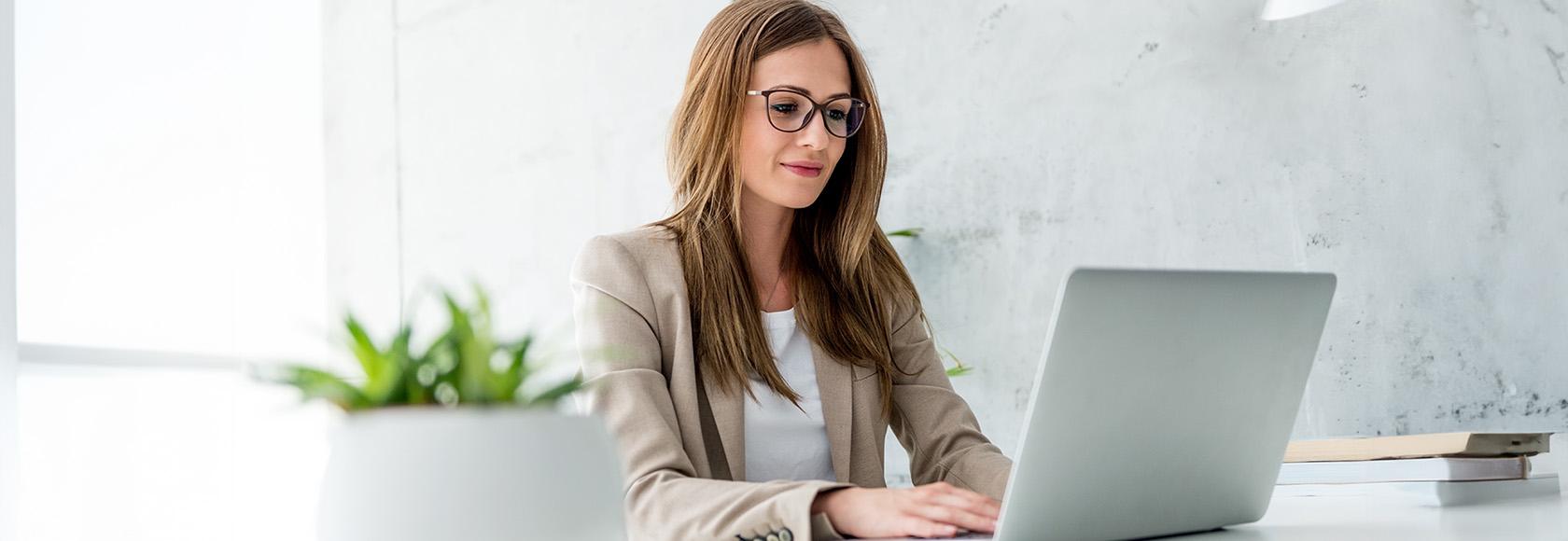 kobieta patrzy w ekran laptopa