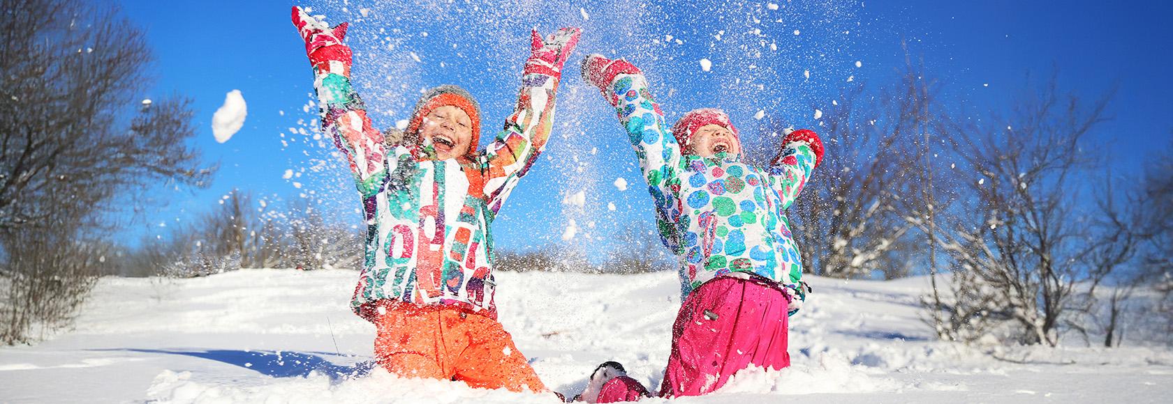 Dzieci bawią się na śniegu