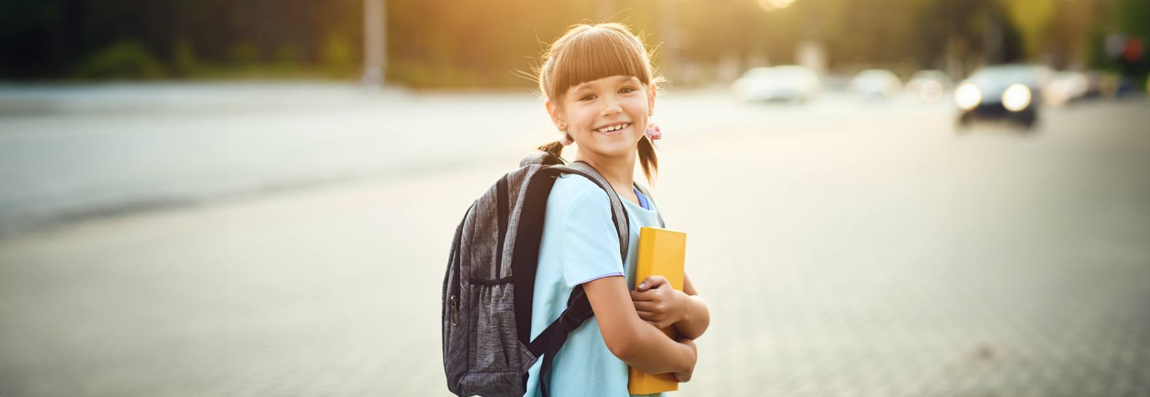 dziewczynka z plecakiem