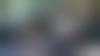 Kobieta na werandzie w wiklinowym fotelu z laptopem