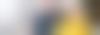 para starszych osób, Pan pokazuje z uśmiechem na treść na laptopie pani