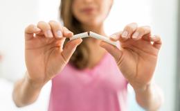 Kobieta łamie papierosa