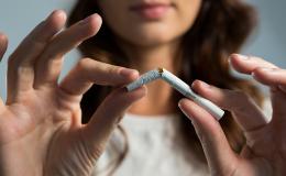 Dziewczyna łamie papierosa