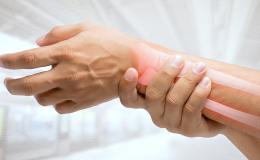 Dłoń w nadgarstku, na przekroju widać złamaną kość