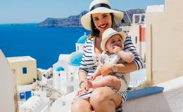 Matka z dzieckiem na Santorini