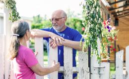 Sąsiedzi rozmawiają przez płot