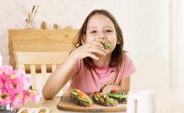 Dziewczynka je kanapki