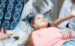 Dziewczynka leży podczas badania EEG