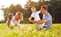 Rodzina na słonecznej łące